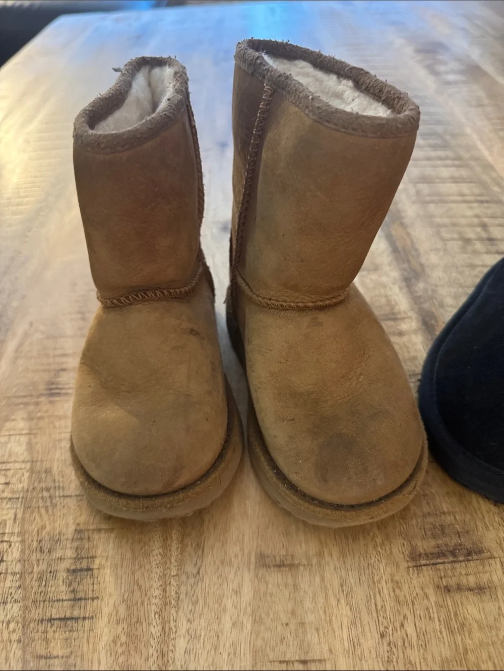 UGG big girls size 8 Classic chestnut Suede Shearling Boots and Black used